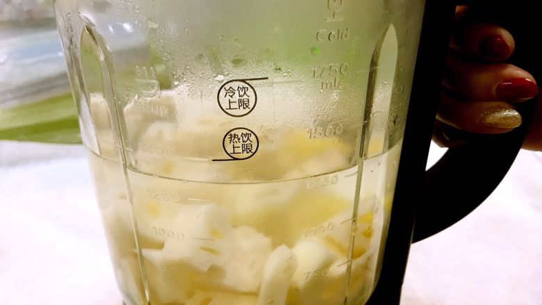 莲藕汁这么好喝,你会做吗,加<a style='color:red;display:inline-block;' href='/shicai/ 156925'>水</a>。