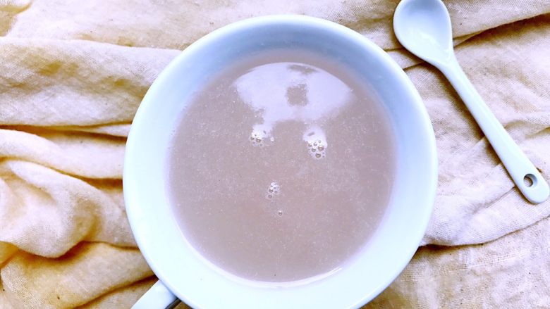 莲藕汁这么好喝,你会做吗,30分钟后即可,装杯。