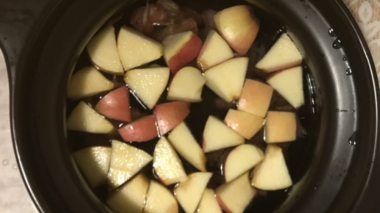 蜜柚苹果汤,苹果放入，加1000毫升水