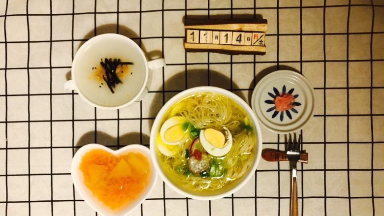 蜜柚苹果汤,配上鸡汤面、海苔肉松白米粥，早餐完成✌️