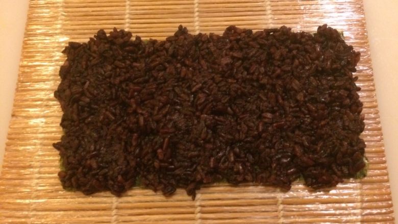 🍣寿司黑米卷🍣,黑米寿司饭均匀铺满紫菜