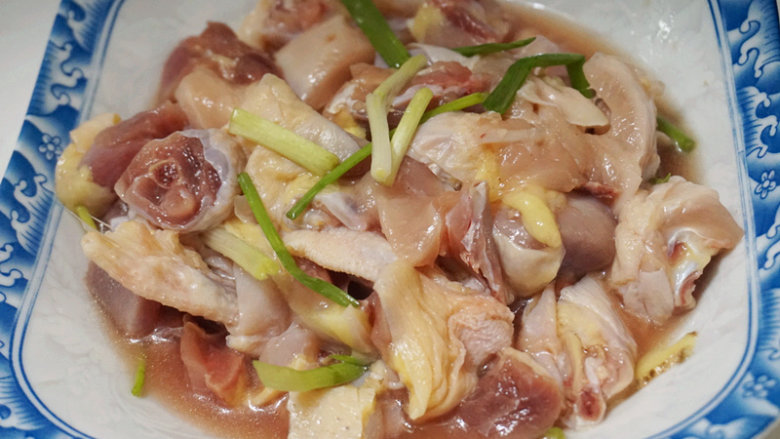 尖椒花甲鸡,将鸡剁成小块,用盐、料酒、姜片、葱段腌制入味