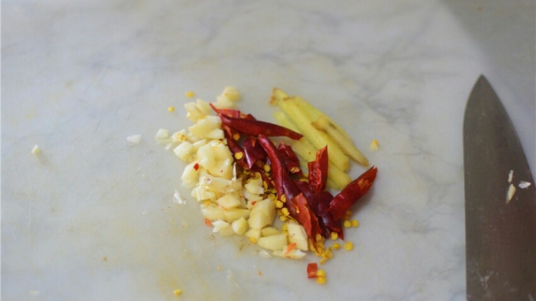 醋溜白菜,切好<a style='color:red;display:inline-block;' href='/shicai/ 37'>姜</a>丝,蒜末,辣椒段