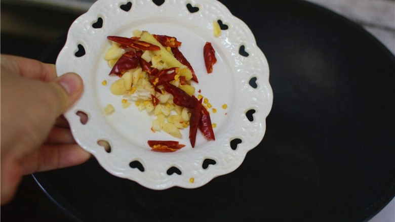 醋溜白菜,锅中油温热,加入姜丝,蒜末,辣椒炒香