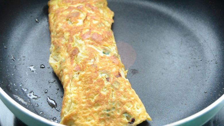 芝士厚蛋卷,慢慢卷起,两面都煎一下,出锅晾凉切块即可食用