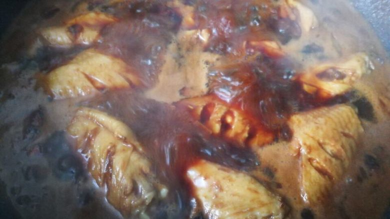 家常菜啤酒鸡翅,然后加入啤酒,转大火烧开,在转中小火咕嘟咕嘟吧。大概20分钟就行,关火闷会。