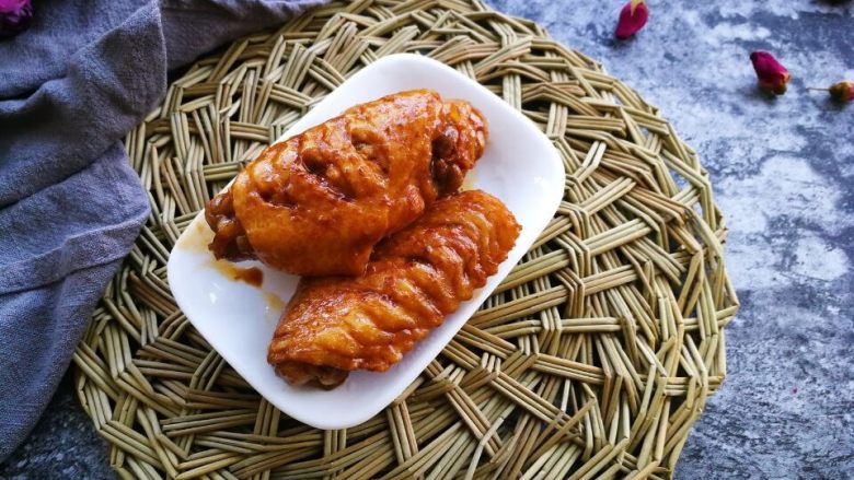 家常菜啤酒鸡翅,成品图,没有适合的大盘子,先给你吃三块,快点吃!