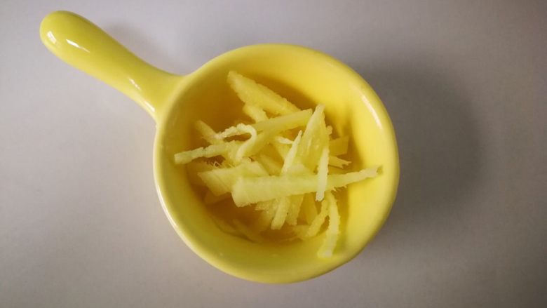 家常菜啤酒鸡翅,在准备点姜丝,等会用。