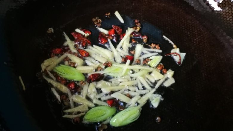 家常菜啤酒鸡翅,锅里倒入适量油,爆香大料和<a style='color:red;display:inline-block;' href='/shicai/ 3349'>蒜苗</a>,姜丝。