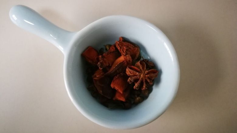 家常菜啤酒鸡翅,准备好的<a style='color:red;display:inline-block;' href='/shicai/ 3746'>大料</a>,有八角和十多粒花椒粒。