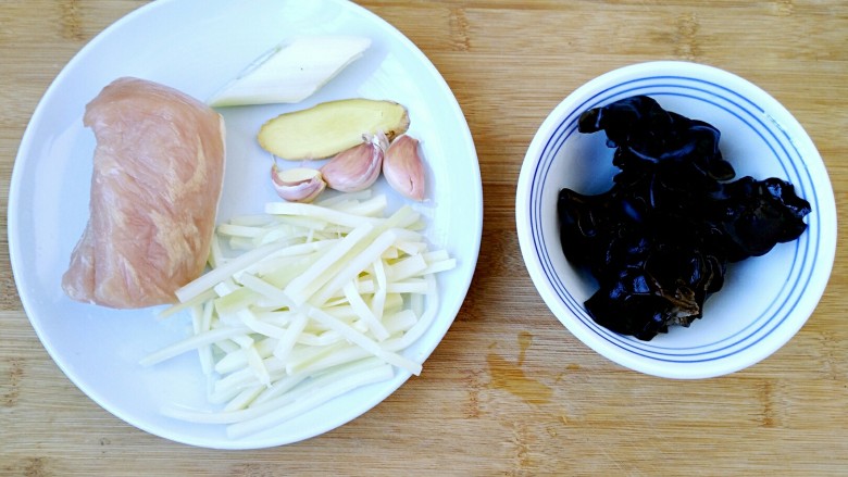 鱼香肉丝(川味版),准备食材。