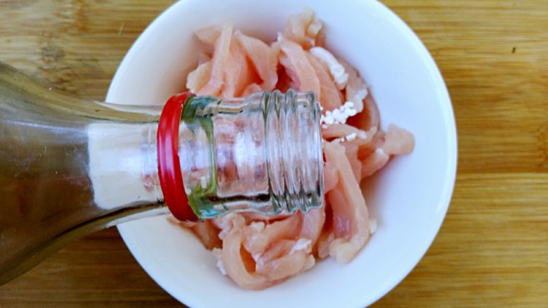 鱼香肉丝(川味版),加入适量<a style='color:red;display:inline-block;' href='/shicai/ 718'>料酒</a>,搅拌均匀备用。