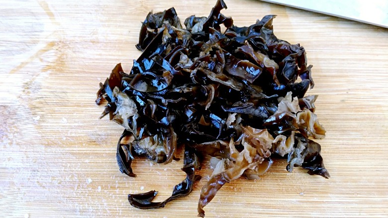 鱼香肉丝(川味版),木耳切成丝。