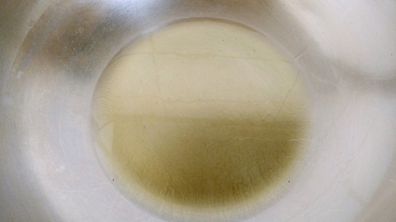 鱼香肉丝(川味版),炒锅烧热放入适量食用油。