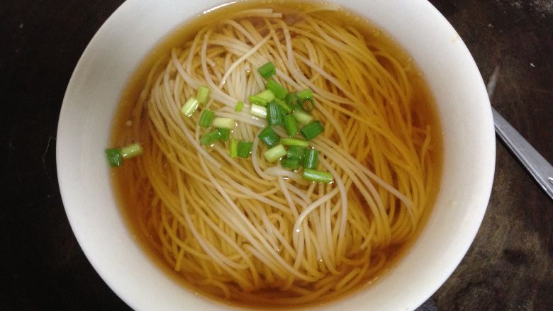 懒人料理+快手清汤挂面,面条挑入汤中,上面撒香葱碎