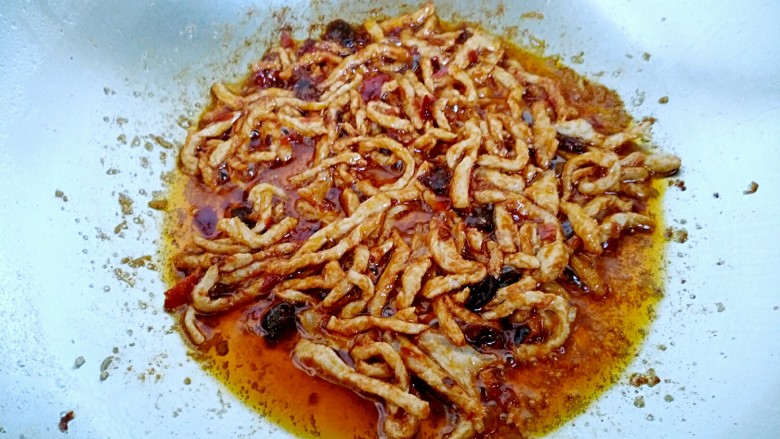 鱼香肉丝(川味版),加入<a style='color:red;display:inline-block;' href='/shicai/ 46964'>郫县豆瓣酱</a>煸炒出红油。