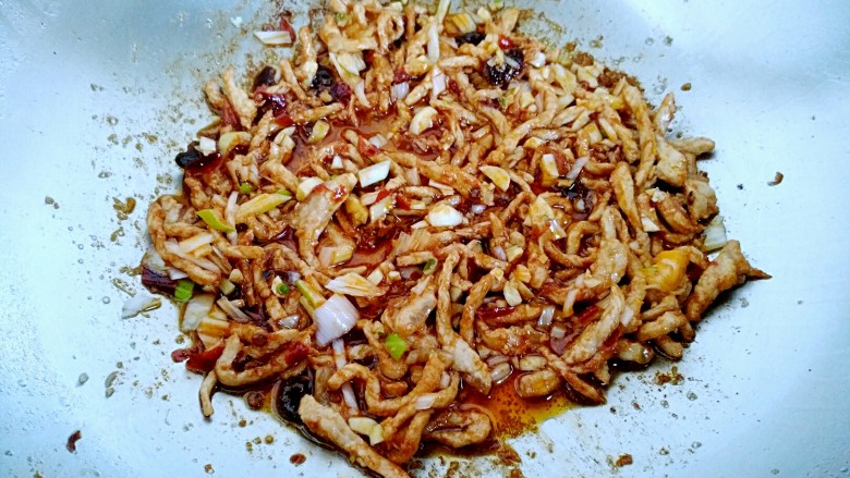 鱼香肉丝(川味版),放入葱姜蒜翻炒均匀。