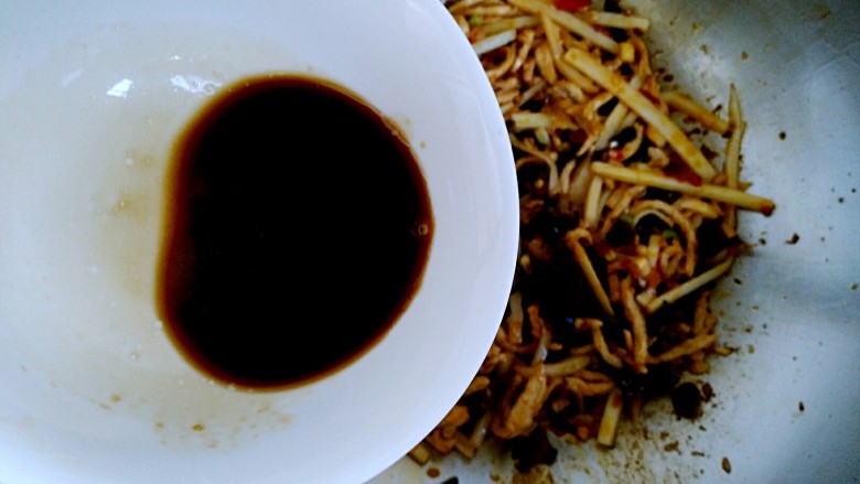 鱼香肉丝(川味版),倒入调理好的酱汁。