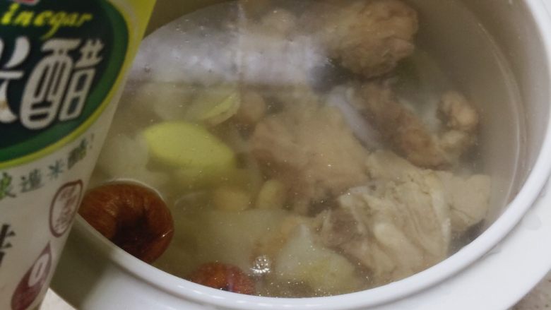 瑶柱花胶猪骨汤【附花胶泡发】,加入水,醋去腥。