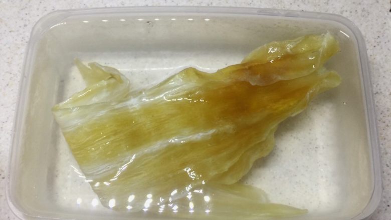 瑶柱花胶猪骨汤【附花胶泡发】,浸泡一晚,看起来软一些大了一点点。