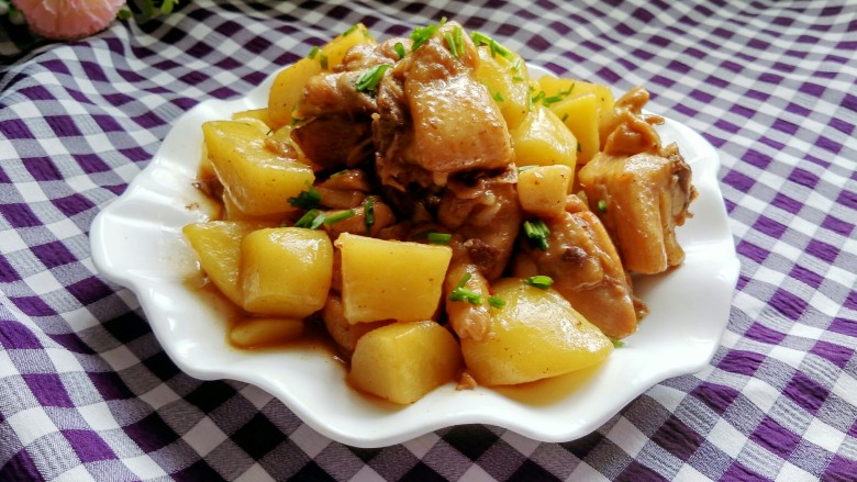 土豆烧鸡块,撒上香葱,土豆软烂,鸡肉香滑,好吃的停不下来。