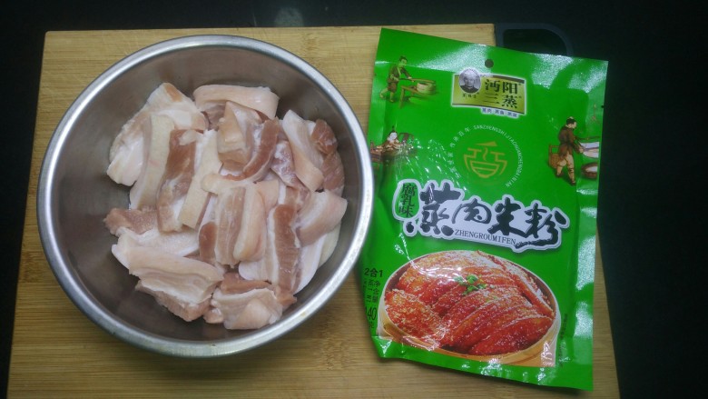 粉蒸肉配土豆,沥水,沔阳三蒸米粉