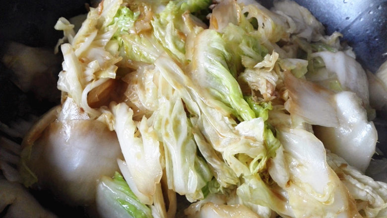 懒人料理+白菜粉条,白菜反复翻炒,至水分出来后,菜叶变软,