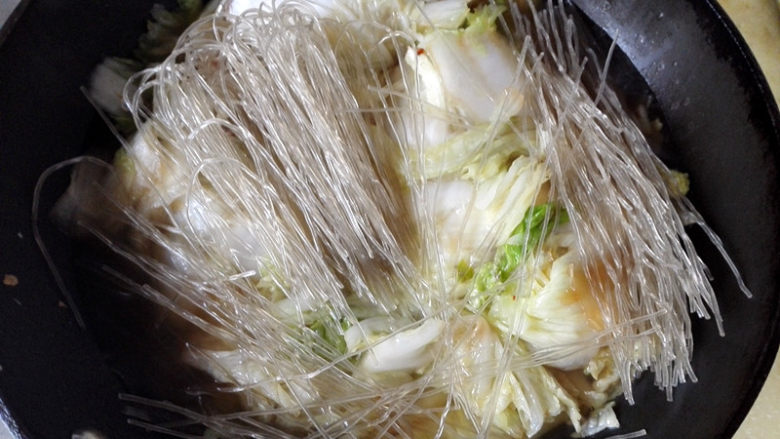 懒人料理+白菜粉条,放入泡好的粉条,加入适量清水,大火烧开后,转小火慢炖,