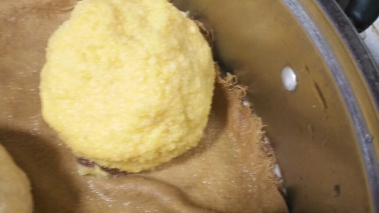 豆奶馒头玉米面葡萄干窝头,出锅后的窝头,为了减少热量,我没敢放鸡蛋奶粉,大家可以用牛奶和面,甜口加黄油白糖淡奶油,闲口放蔬菜碎,五香粉,盐,肠碎,很多种发挥,根据自己需要,健康美味的葡萄干味窝头出锅啦
