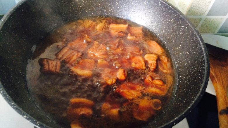 态度端正的做一次红烧肉,大概20分钟后,开锅翻炒一下,加一点醋。