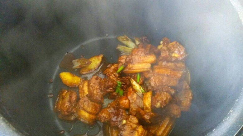 土豆豆角粉条炖五花肉,把翻炒好的猪肉放入点高压锅,不用放清水,放一点点盐。盖上盖子,炖十分钟