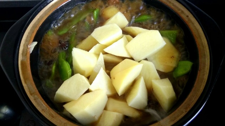 土豆豆角粉条炖五花肉,放入土豆,土豆变软就可以关火