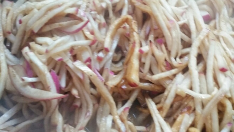 素炒萝卜条佐粥主食都可以,下<a style='color:red;display:inline-block;' href='/shicai/ 24'>萝卜</a>软了加<a style='color:red;display:inline-block;' href='/shicai/ 692'>酱油</a><a style='color:red;display:inline-block;' href='/shicai/ 762'>老抽</a>