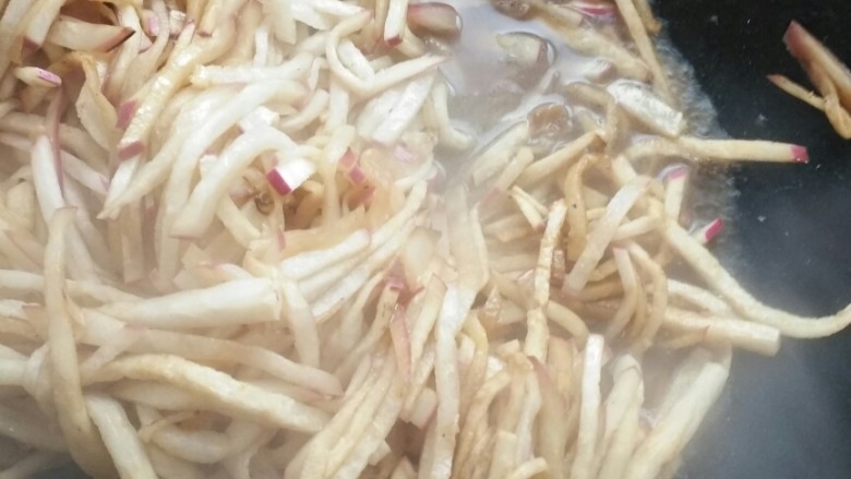 素炒萝卜条佐粥主食都可以,加少许水焖一下，也可以加入粉丝丸子炖一锅，开锅放素鸡精和盐