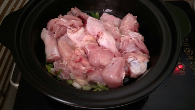黄焖鸡,倒入鸡腿肉,加入<a style='color:red;display:inline-block;' href='/shicai/ 718'>料酒</a>