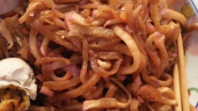 素炒萝卜条佐粥主食都可以,午饭就一个咸鸭蛋，萝卜丝，菌汤，馒头和窝头，青西红柿炒土豆，健康的美味出锅