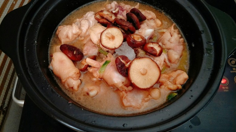 黄焖鸡,加入香菇,盖上锅盖焖煮15分钟