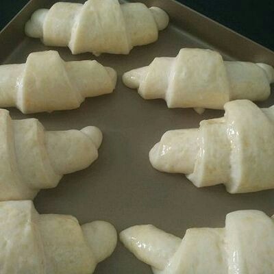 牛角面包,刷全蛋液,烤箱170°预热10分钟