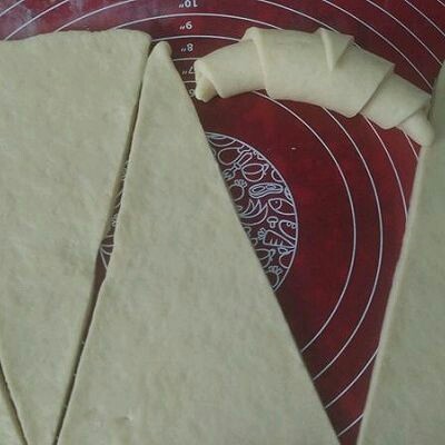 牛角面包,取一个三角形面皮,卷起