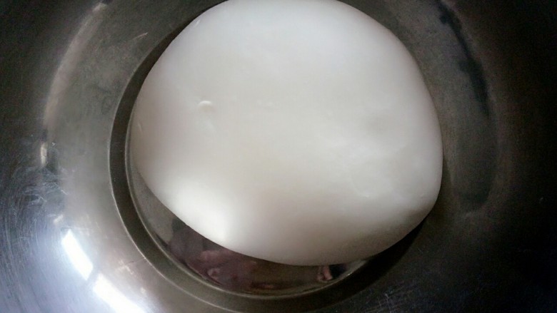 油泼扯面,过十分钟再把面揉一下,面团很光滑,醒半个小时
