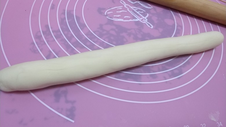 梅干菜肉馅饼,松弛好饿面团揉一下,搓成条