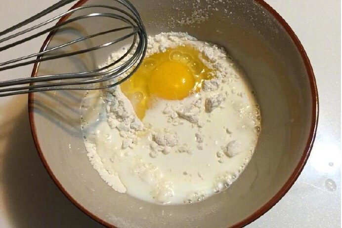 培根可丽饼,<a style='color:red;display:inline-block;' href='/shicai/ 519'>面粉</a>加<a style='color:red;display:inline-block;' href='/shicai/ 9'>鸡蛋</a>、<a style='color:red;display:inline-block;' href='/shicai/ 219'>牛奶</a>拌均匀。