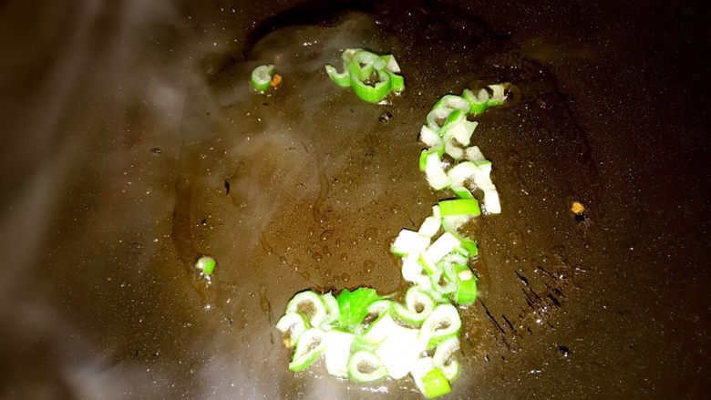 懒人料理➕炒馒头,锅底留少量油,放入葱花