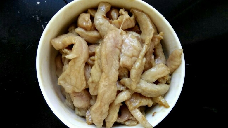 白菜粉条炒肉丝,盛出待用