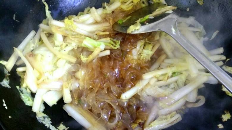 白菜粉条炒肉丝,放入两勺生抽，两勺醋，适量盐，两勺料酒，翻炒