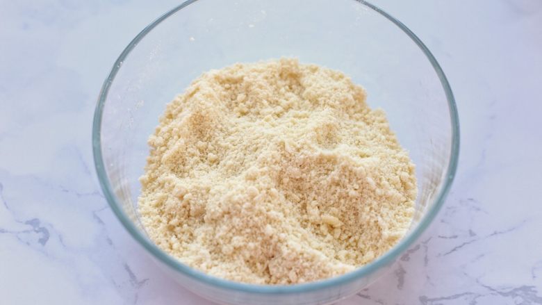 奶油红豆派,用手揉搓成粗沙粒状态(这个过程比较漫长,要有耐心)