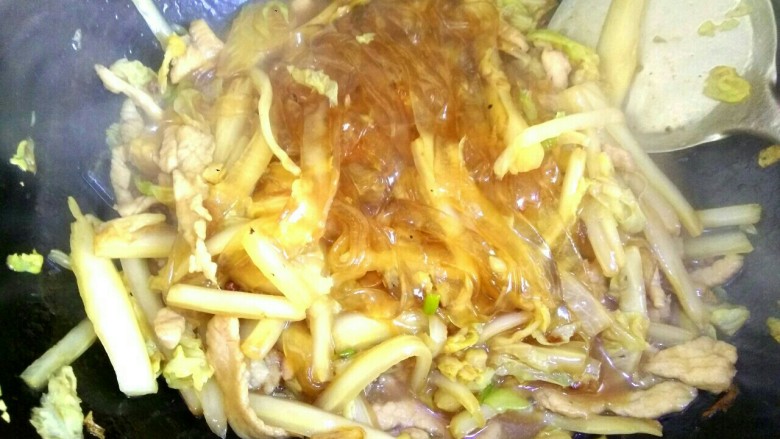白菜粉条炒肉丝,加入淀粉汁翻炒均匀关火出锅,滴入适量香油调味