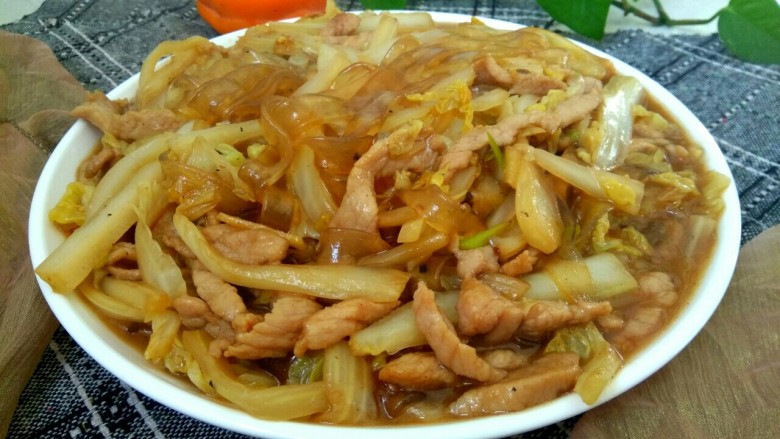 白菜粉条炒肉丝,盛盘