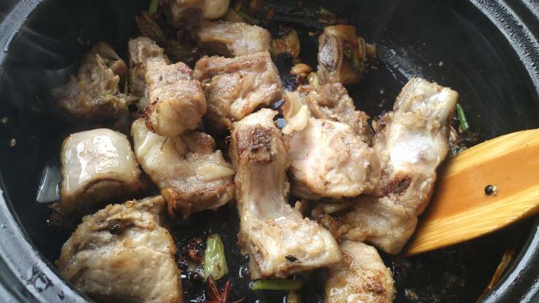 排骨炖冬瓜,翻炒变色。