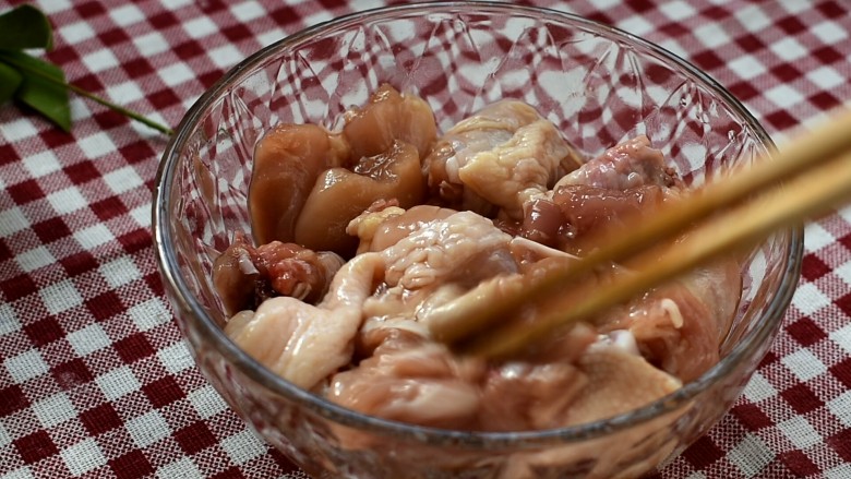 辣子鸡,用筷子拌匀,腌制半小时。有时间就多腌一会儿会更加入味